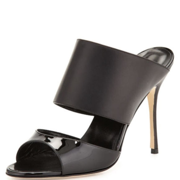 Manolo Blahnik Ripta Wide-Band Patent Pump (37.5) - Picture 1 of 15